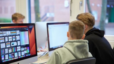 Künstliche Intelligenz an der  Hochschule nimmt weiter Fahrt auf: Studierende sitzen vor Computern