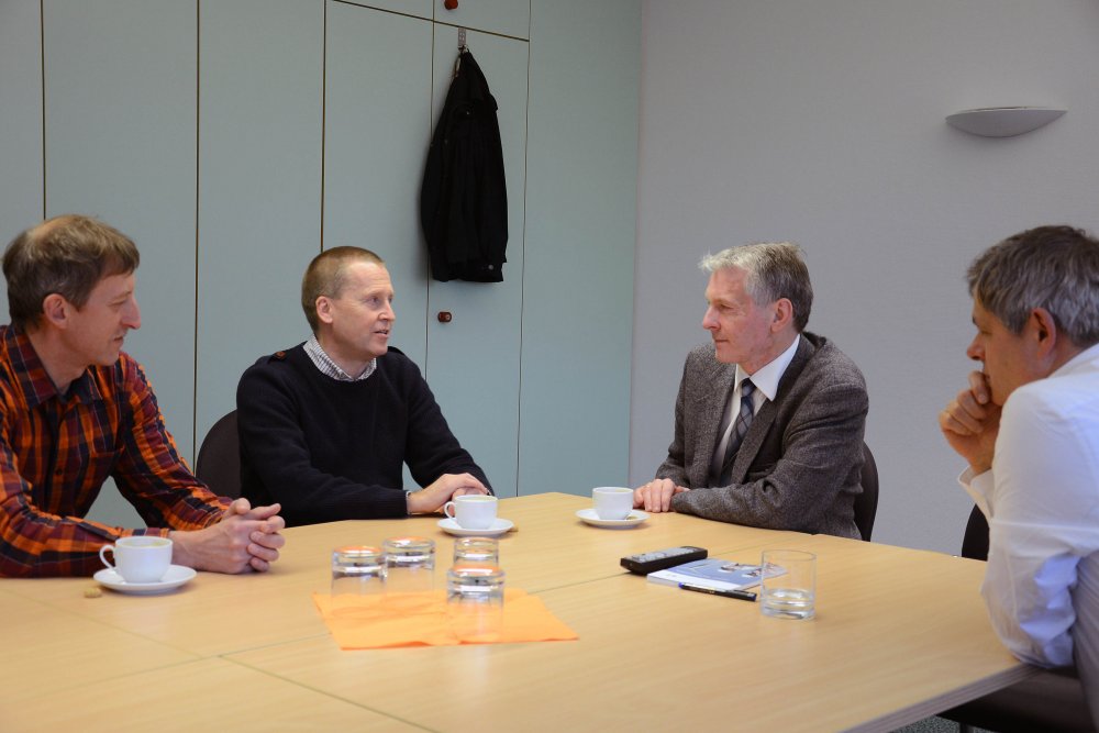 Im Präsidium informierten Dr. Holger Sierks (2.v.l.) und FH-Planetariumsleiter Rainer Christiansen (li.) Präsident Prof. Dr. Holger Watter und den Vizepräsidenten Prof. Klaus Hoefs über die Zusammenarbeit.