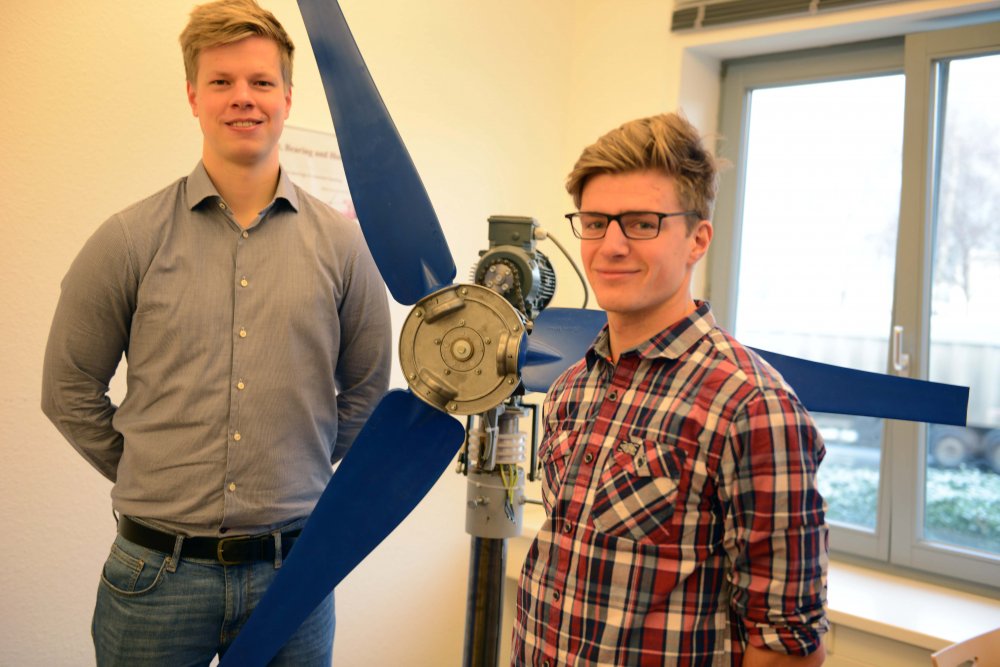 Maximilian Hollander-Qaust (links) und Paul Meyer sind zwei von mehr als 30 Studierenden, die eine Mega-Windkraftanlage entwickelt haben.