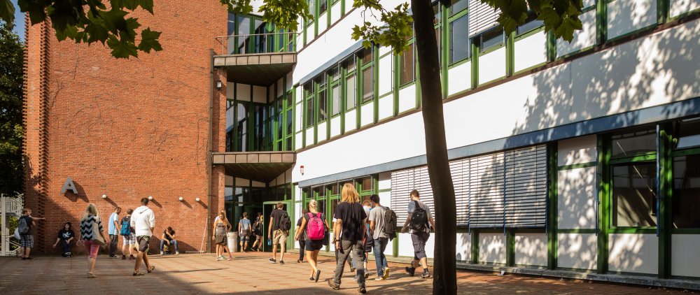 Studierende auf dem Weg in eines der Hochschulgebäude